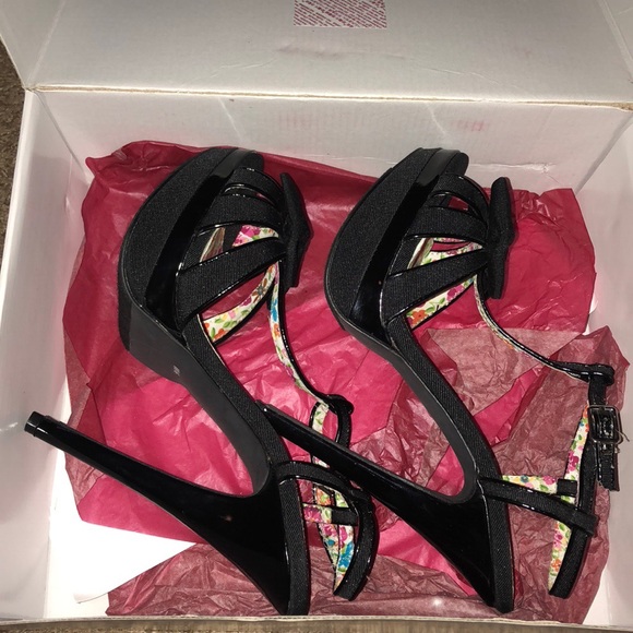 HEELS - Picture 3 of 4